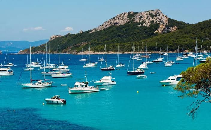 Les Îles d'Or vues du large
